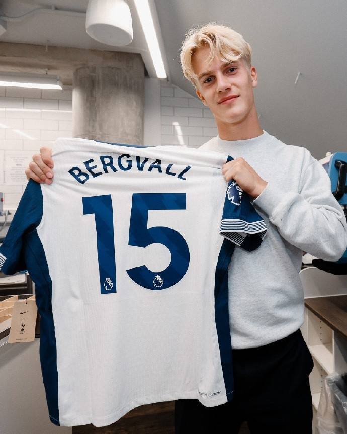 热刺中场全新风格球衣发布：备战新赛季的简单介绍