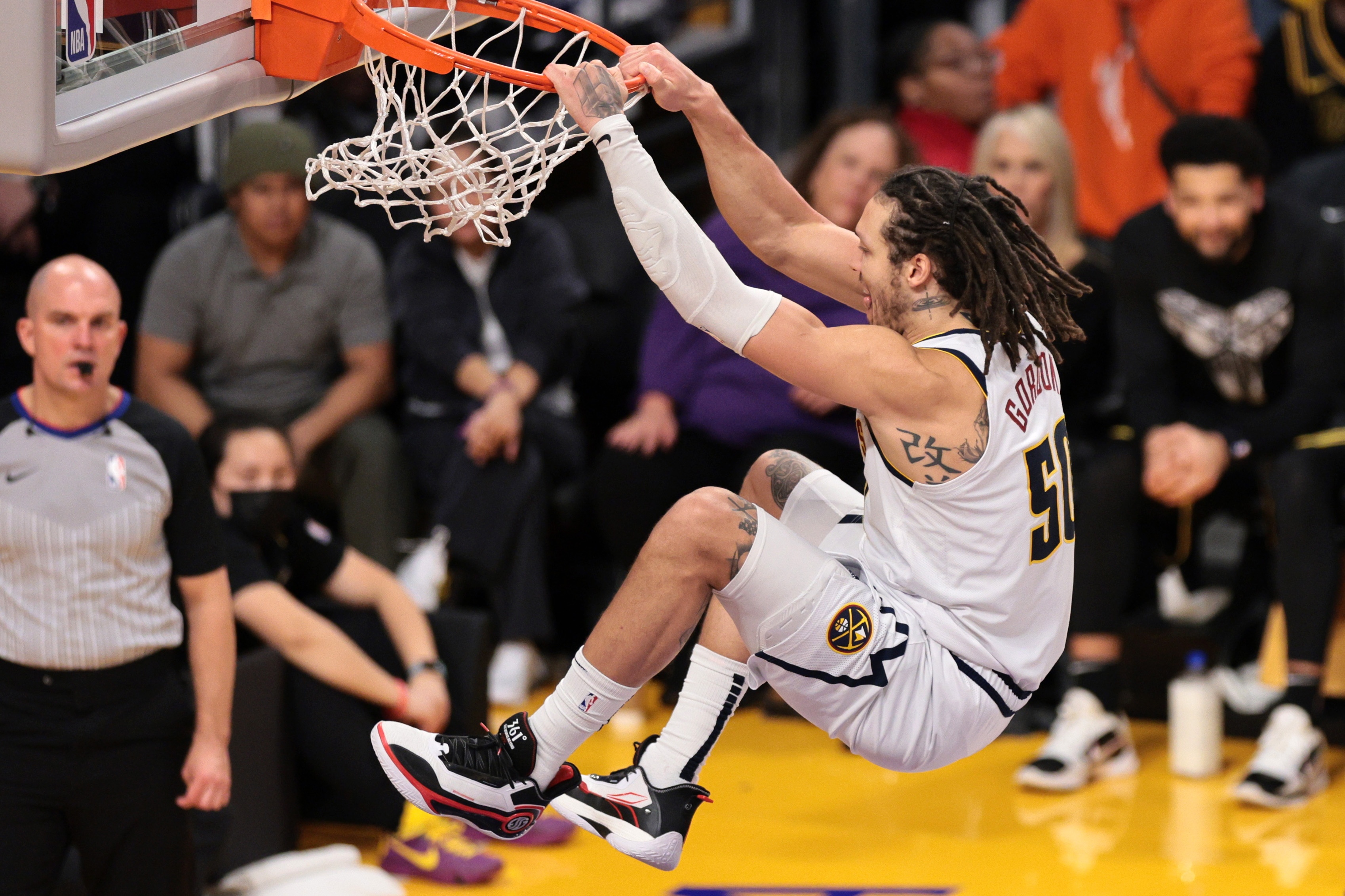 关于湖人大胜掘金，夺得胜利迎来连胜的信息