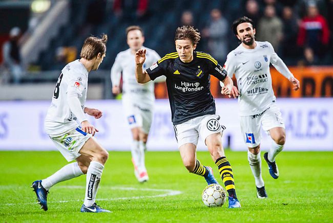 九游体育网站-马赛-取得领先，索尔纳进球马赛暂领先