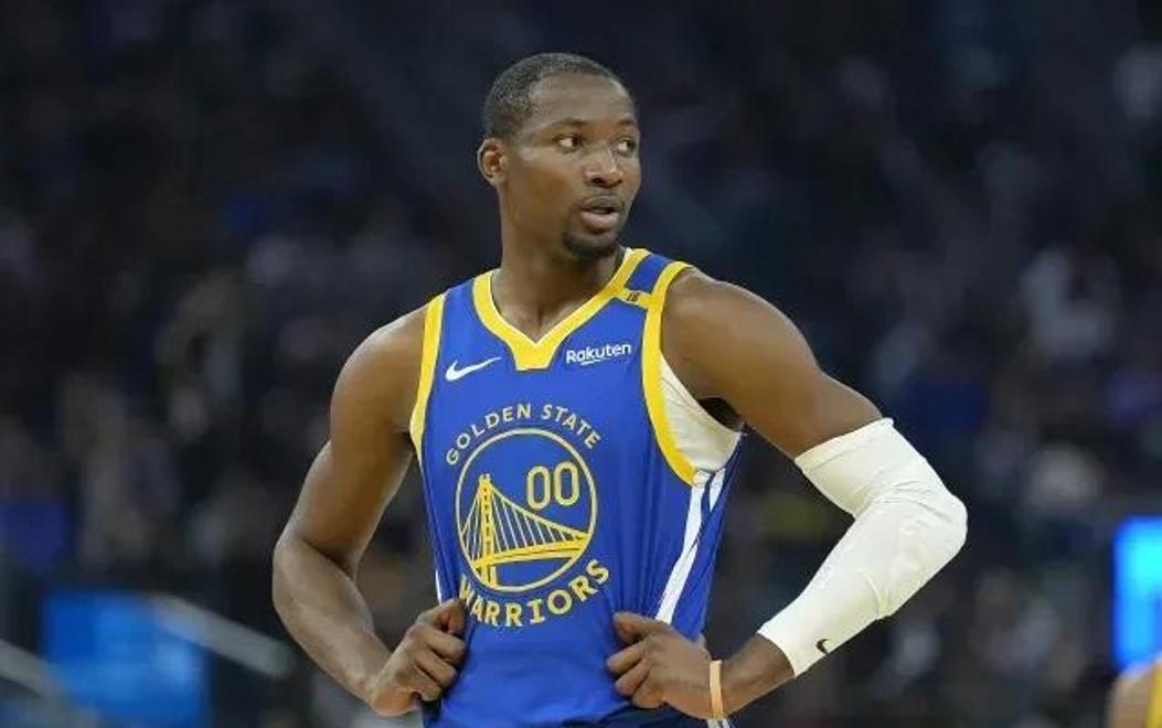 包含阿雅克肯球队宣布将对球队阵容进行调整的词条