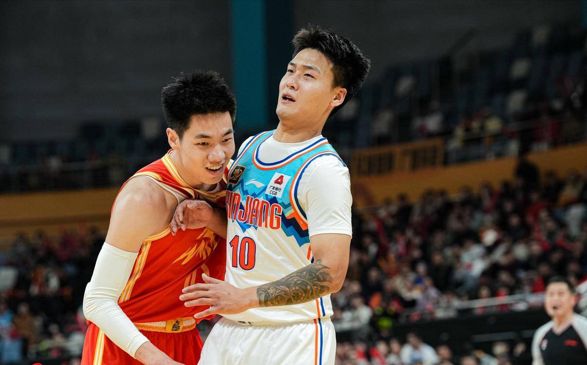 四川男篮在比赛中披荆斩棘，夺得胜利