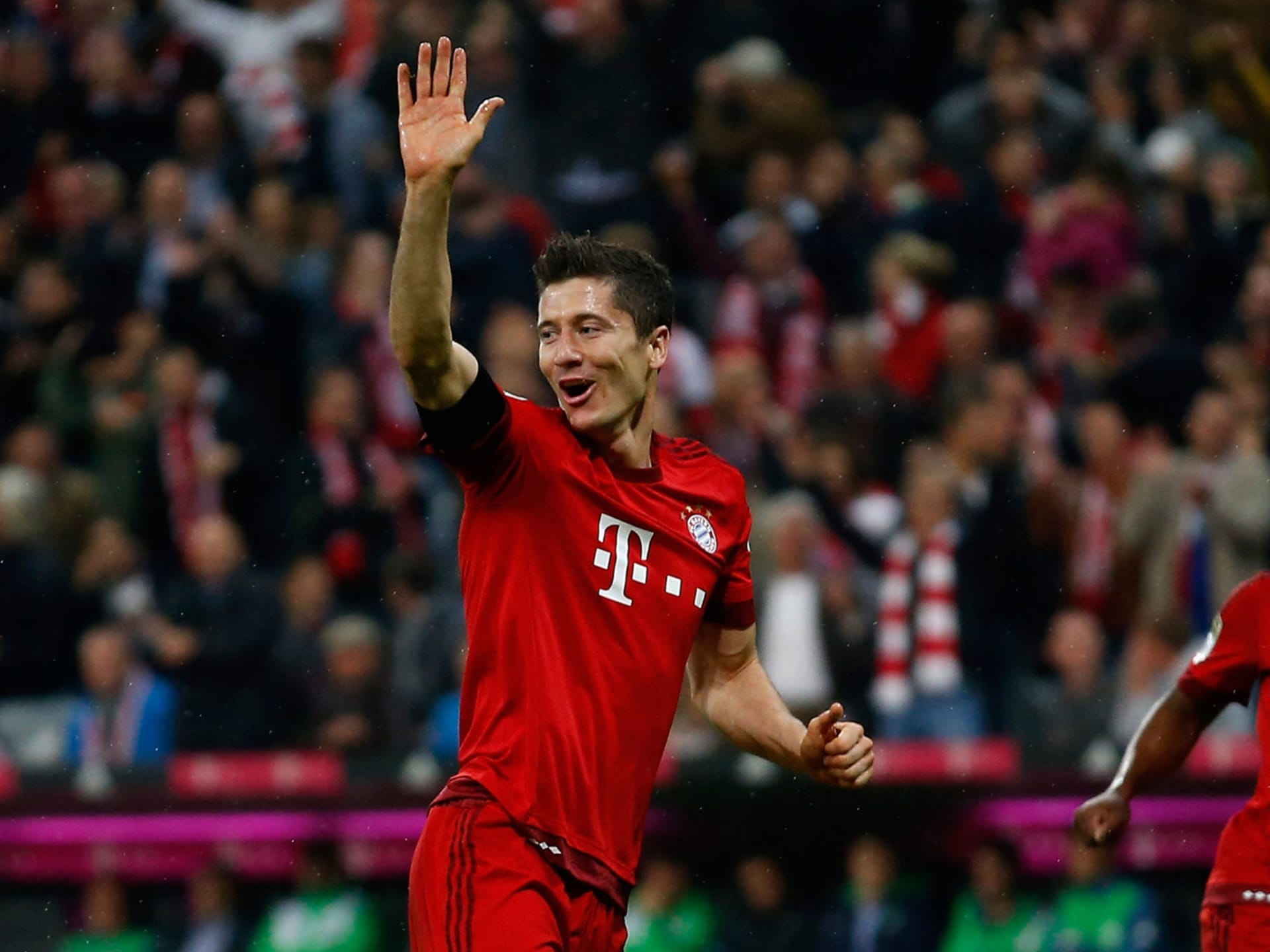 关于拜仁慢速昂首！莱万多夫斯基独进两球的信息