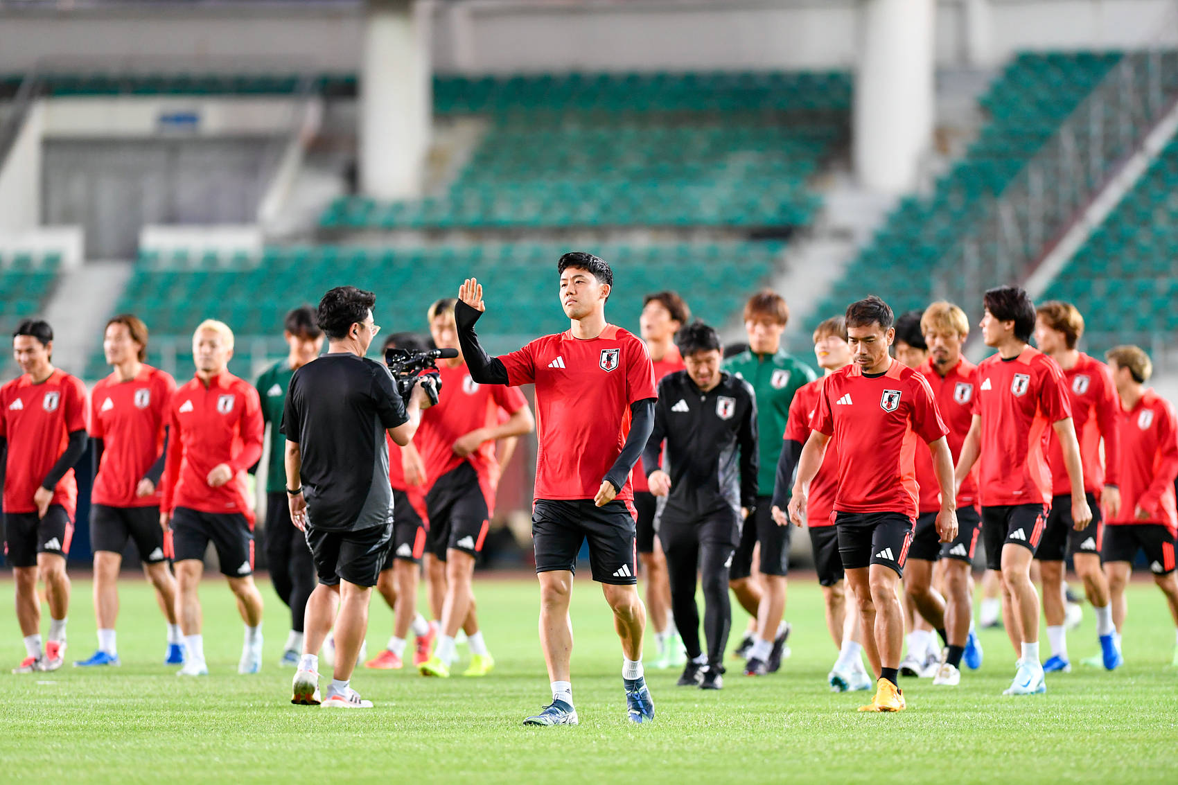 顶尖球员实力抢眼，场上表现优异的简单介绍