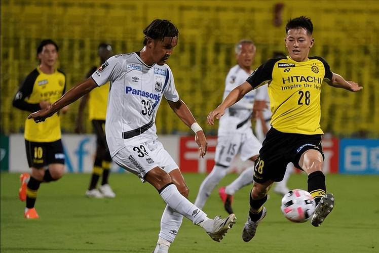 包含鹿岛鹿角进攻端火力强劲，欲破西悉尼流浪者防线的词条