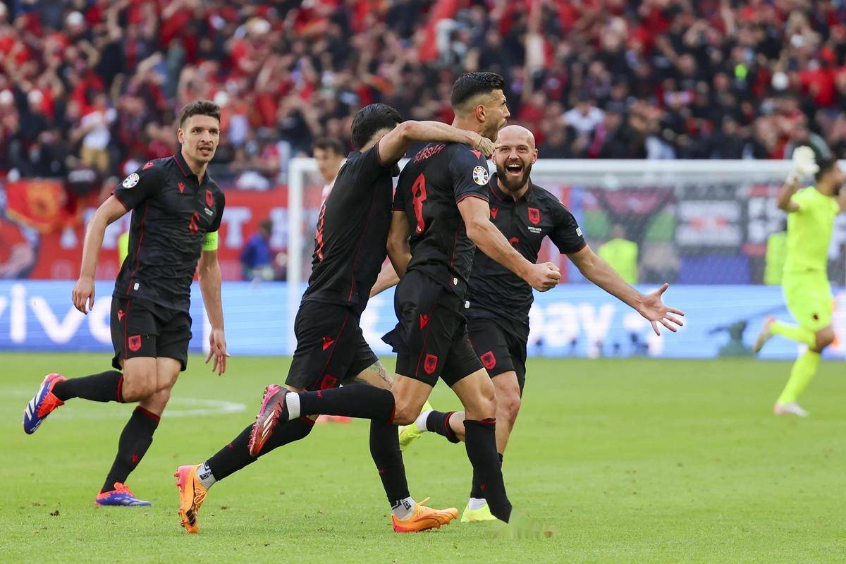 九游体育网页版入口-包含阿尔巴突破传中，巴塞罗那历经危机拿分的词条