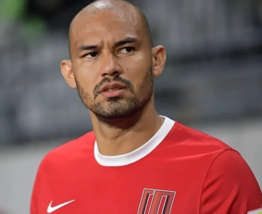 九游体育网页版-包含里昂前锋大放异彩，砍下多粒进球为球队锁定胜局的词条