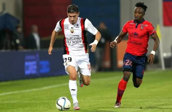 包含亚眠客场击败斯特拉斯堡，豪取三分的词条