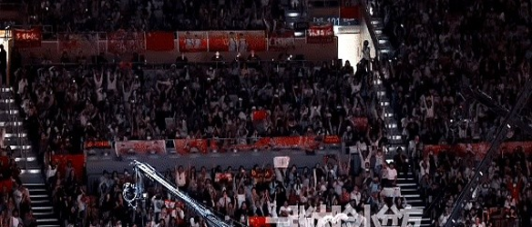 现场观众欢呼声不断，比赛气氛热烈的简单介绍