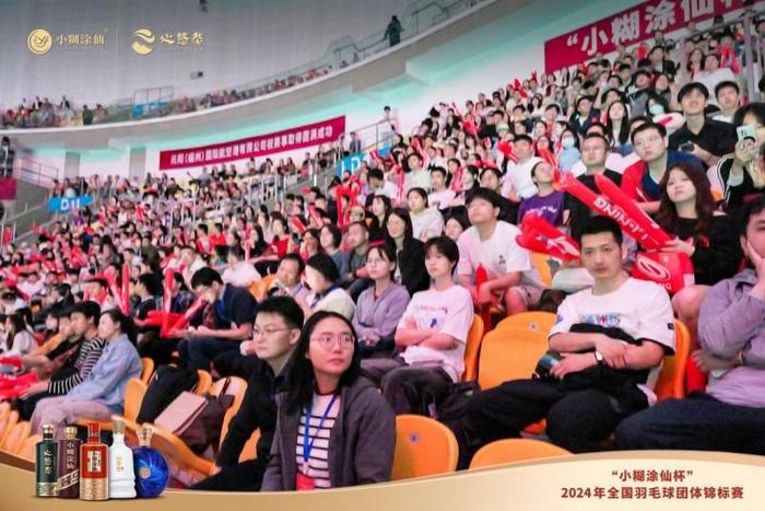 现场观众欢呼声不断，比赛气氛热烈的简单介绍