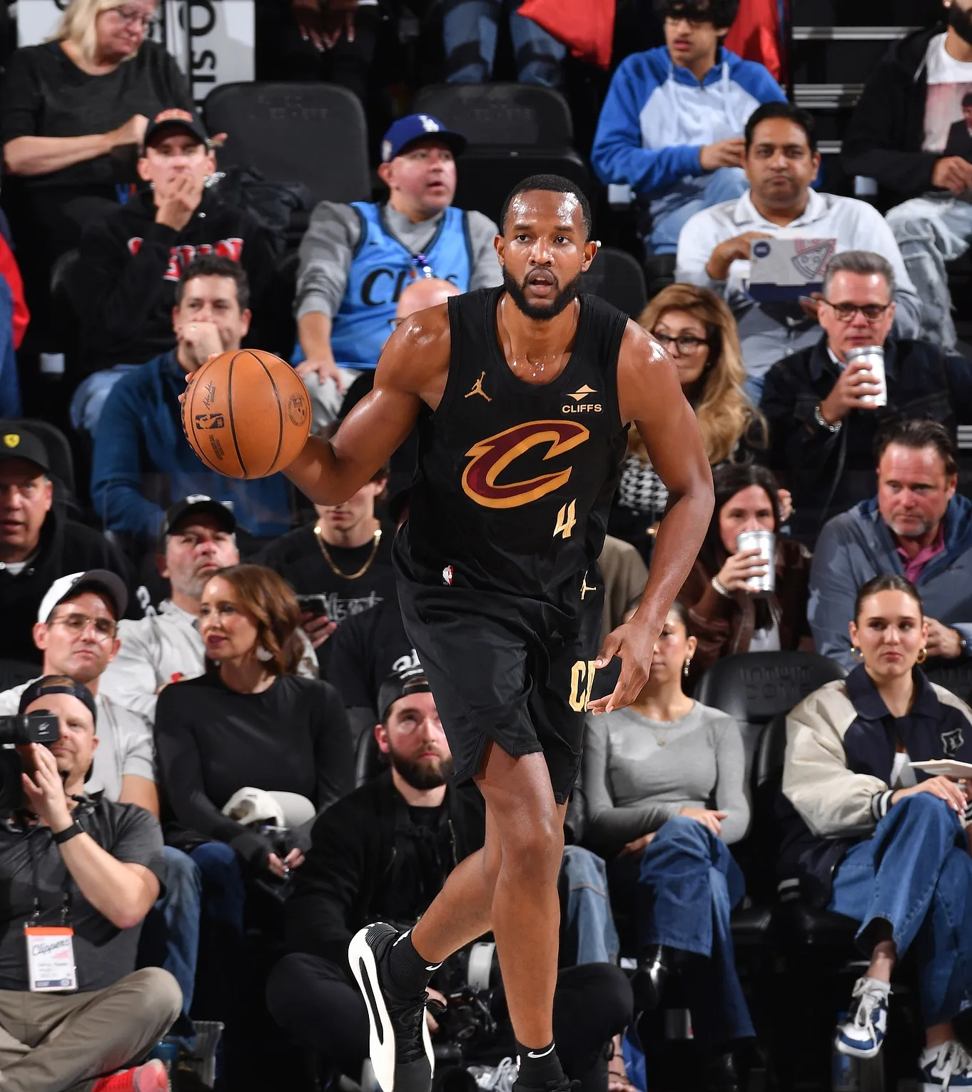 骑士客场胜枪手，新秀后卫展现冷静稳健表现的简单介绍