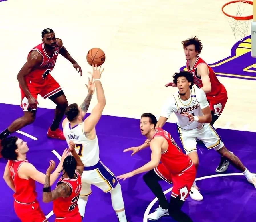 包含篮球赛场上的激烈角逐，谁将笑到最后？的词条