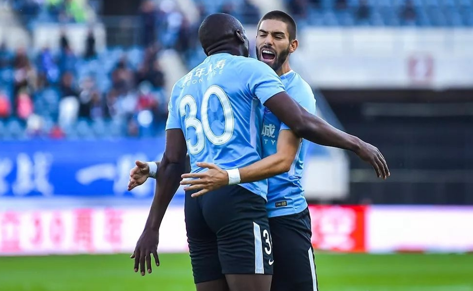 包含江苏苏宁主场迎战大连一方，双方实力堪比的词条