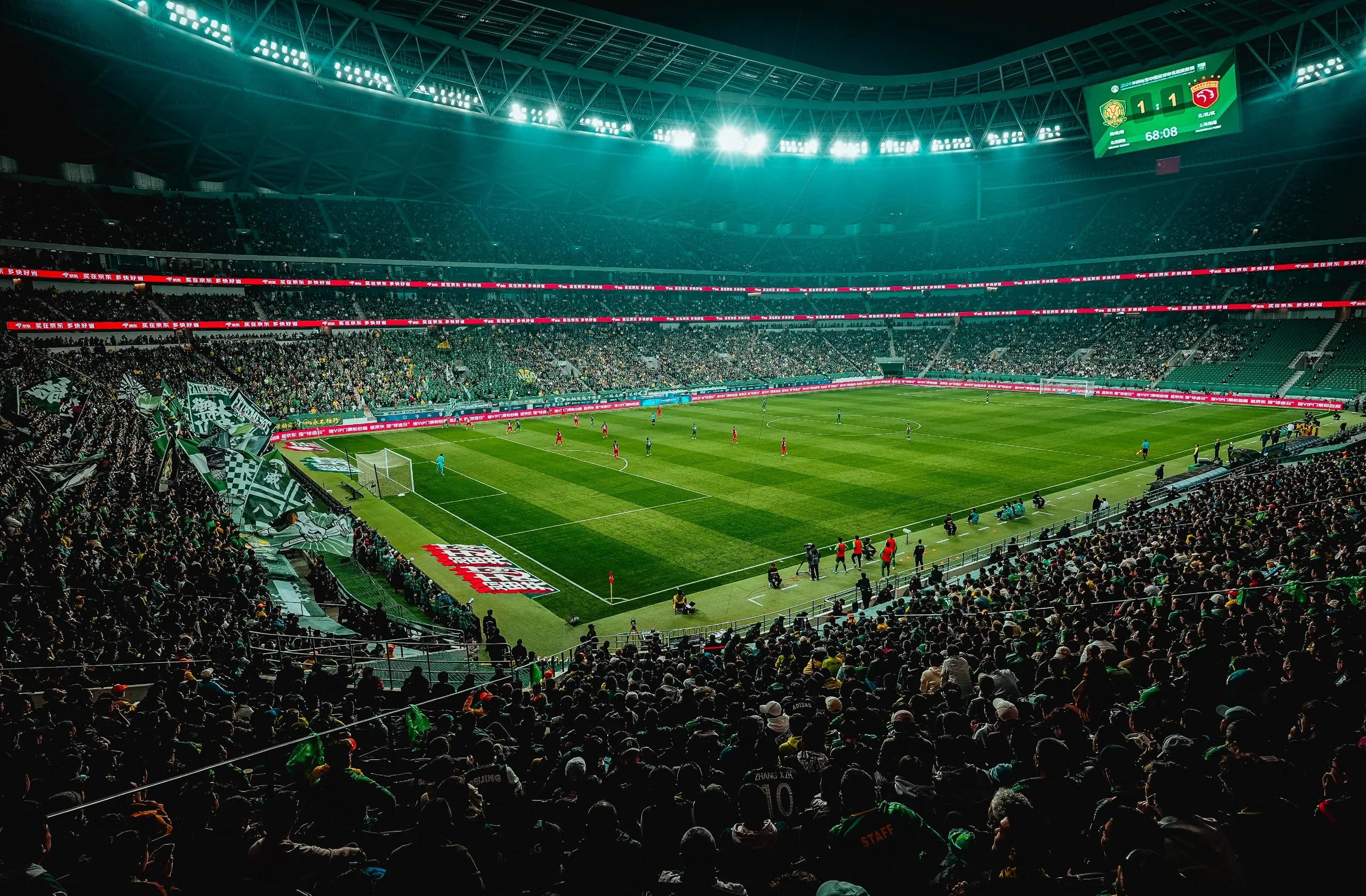 九游体育地址-包含争夺战吸引万众瞩目，球迷热情观赛热泪盈眶的词条