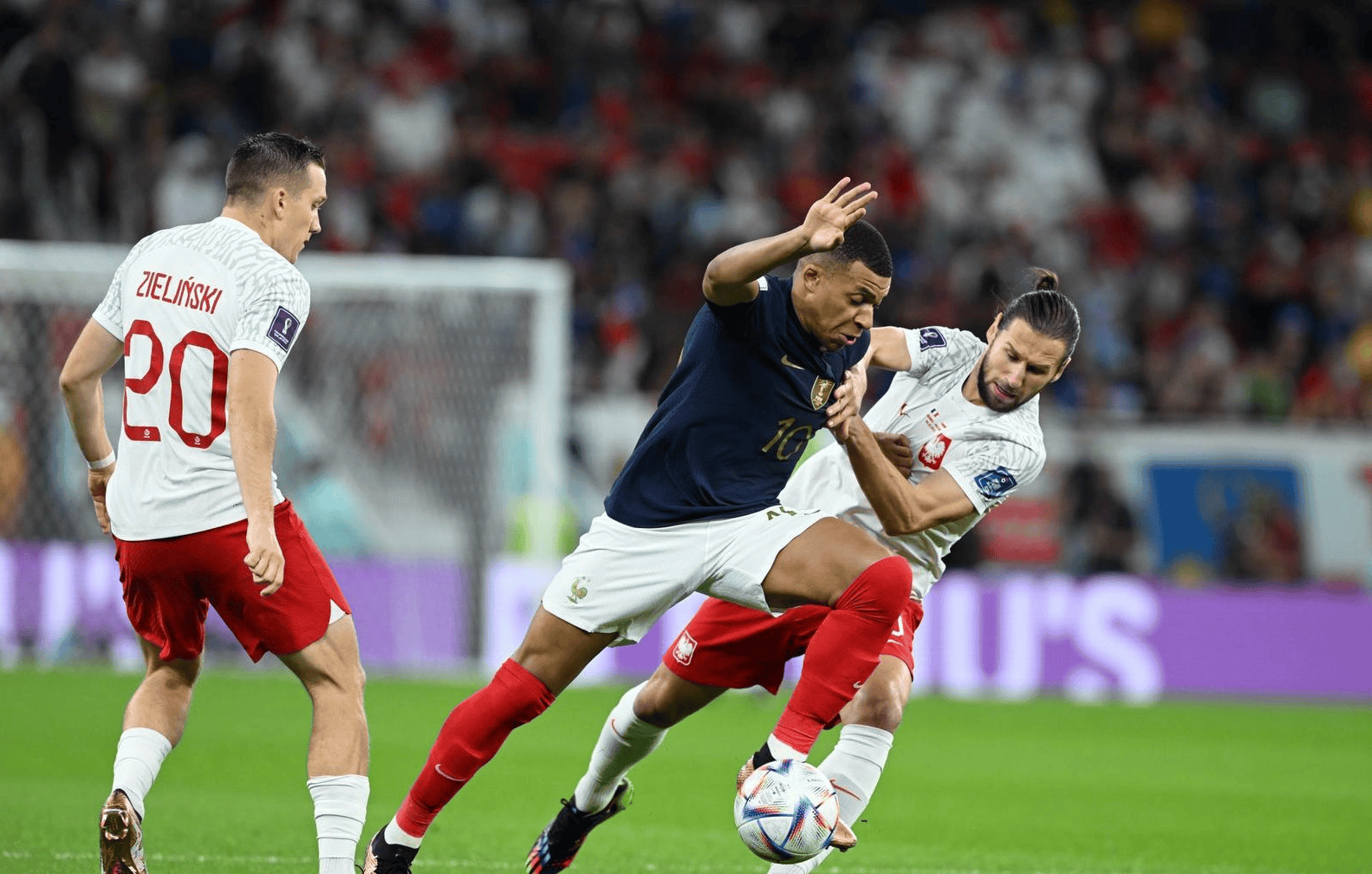 波兰vs英国：巨星对决燃爆全场